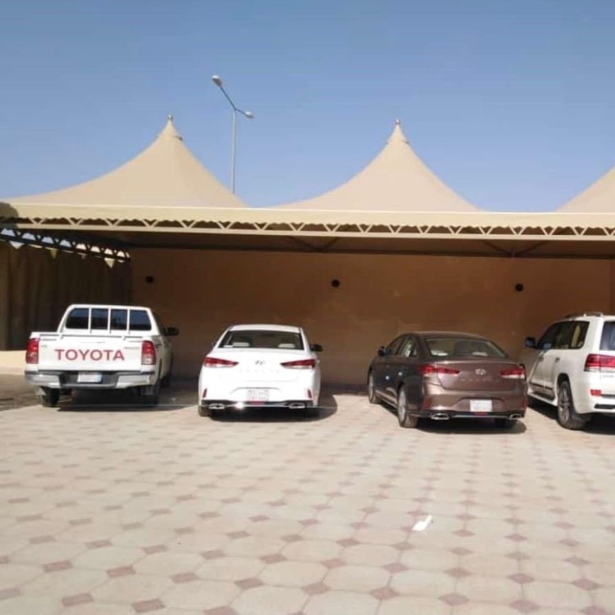مظلات هرمية بلون ابيض لسيارات بالجنوب