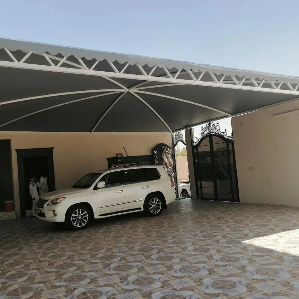 صورة لمظلات سيارات أمام منزل مظلات سيارات أمام منزل في إحدى مدن الجنوب مصنوعة من قماش PVC المقاوم للحرارة