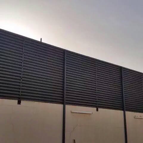 ساتر حديد بلون اسود مركب على سور منزل في إحدى مدن الجنوب، تصميم أفقي مقاوم للصدأ