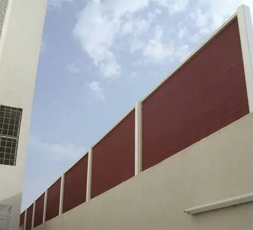 ساتر مودرن بتصميم يجمع بين الألواح الحمراء والإطارات البيضاء، مثبت على واجهة مبنى أبيض في مدينة أبها، مع خلفية من السماء الزرقاء، يُبرز أناقة التصميم العصري وتناسقه مع البيئة المعمارية.