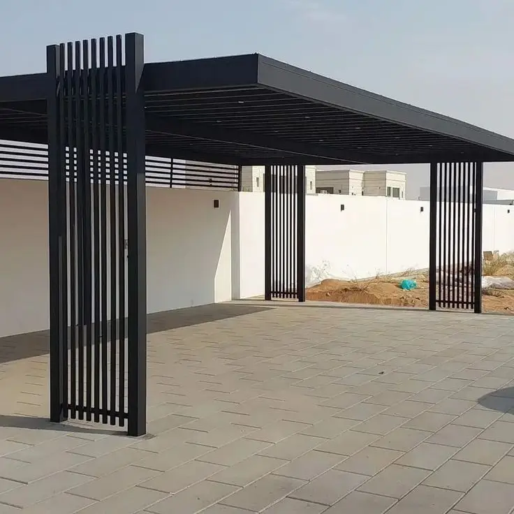 مظلة حديدية أنيقة في خميس مشيط بتصميم شبكي عصري، مناسبة للمواقف أو الجلسات الخارجية، وتتميز بالمتانة والعملية.