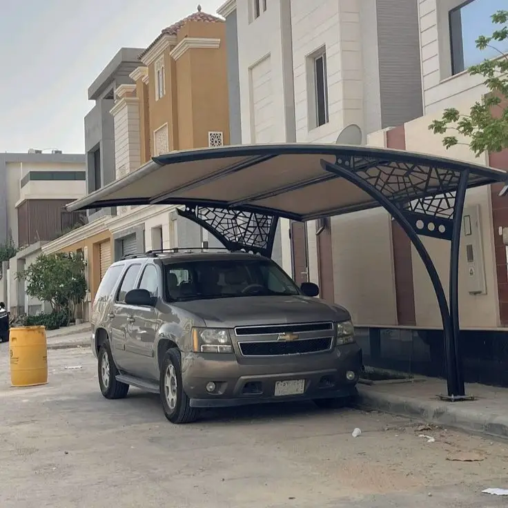 مظلة سيارات ذات تصميم عصري تغطي سيارة شيفروليه SUV في منطقة عسير