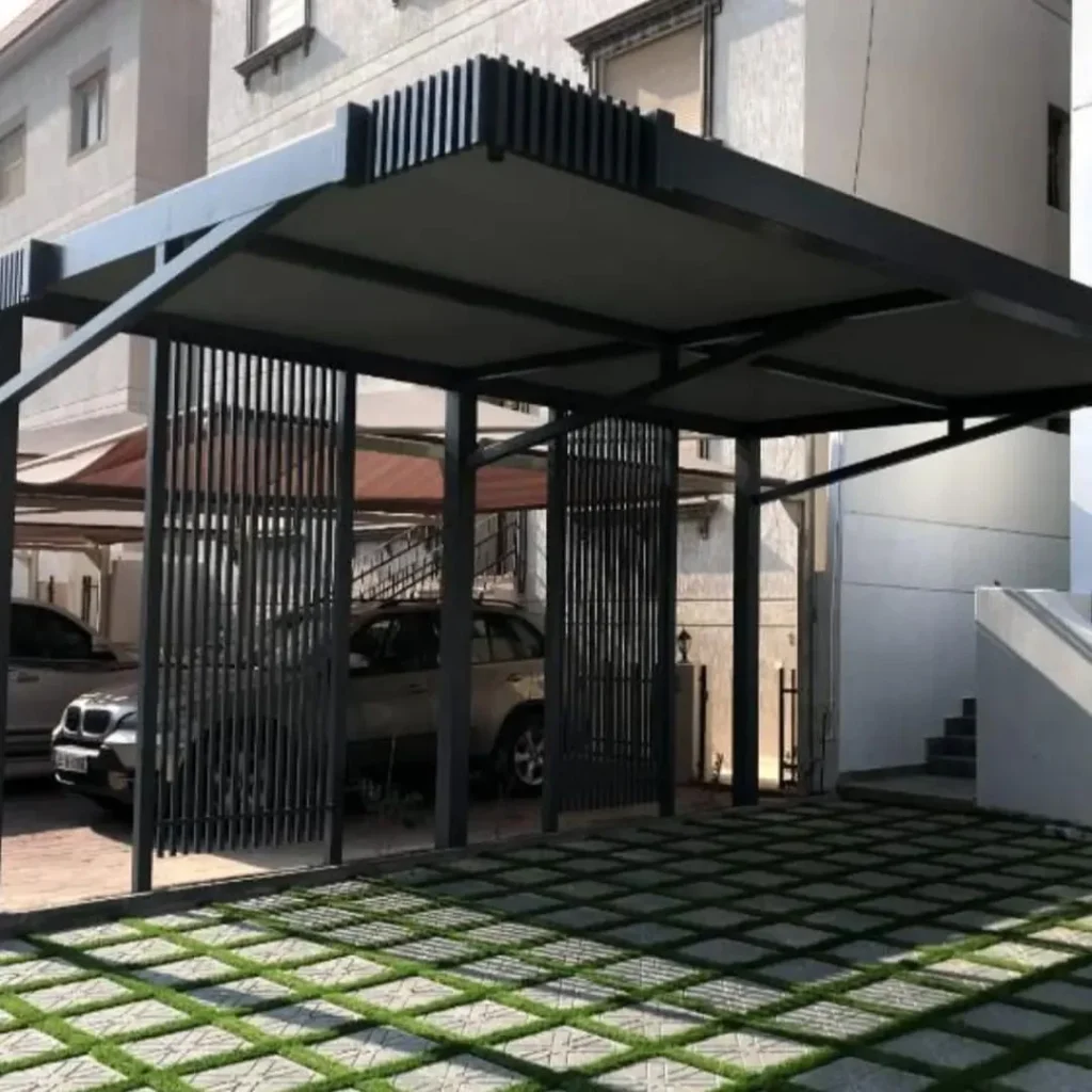 مظلة سيارات مودرن بتصميم معدني مسطّح تغطي موقفًا مزدوجًا للسيارات في منطقة عسير